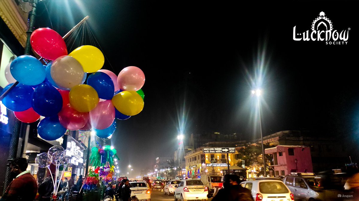 lucknow_me's tweet photo. New Year's Eve @ Hazratganj https://t.co/IamH24eKap