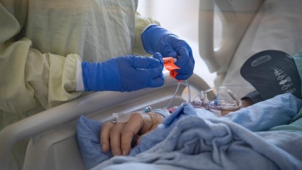 BernsteinJE's tweet photo. Ontario reports record high 3,328 new COVID-19 cases, 56 new deaths
https://t.co/0tjXOVZqq5 ⁦@fordnation⁩ should quit virtue signaling about #RodPhillips and focus on actual issues like vaccinations and protecting the elderly #isupportphillips https://t.co/UDq7bEWY7r
