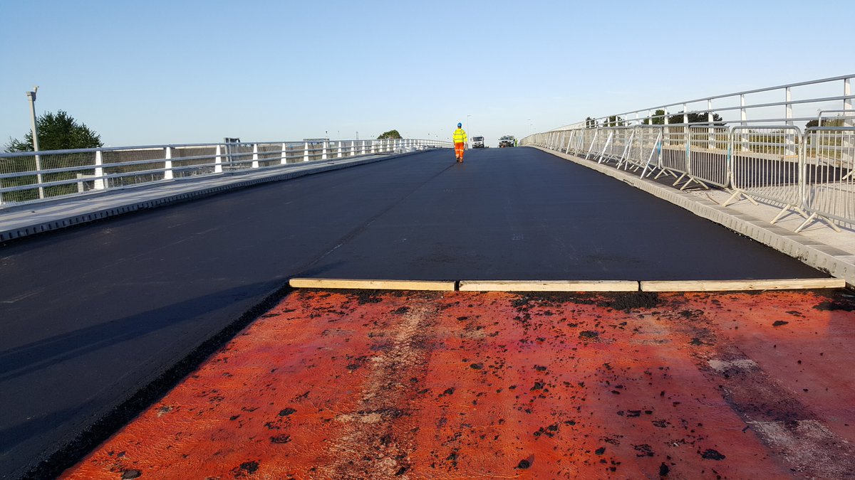 This is generally good for movement ranges of around ±10mm. It’s simple and low-maintenance. It is also used on integral bridges, as I said earlier integral bridges will still have some movement. The red stuff is bond coat, which helps asphalt stick to the deck.