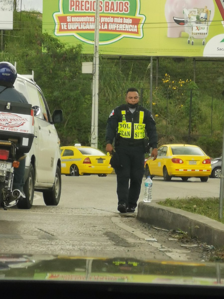 jtkohler's tweet photo. Si las autoridades encargadas de asegurarse que  cumplamos con las medidas de seguridad no son capaces de cumplirlas ellos mismos, que se puede esperar del resto de nosotros. @xsaezll @AlvaroAlvaradoC https://t.co/RwvmoqMj4K