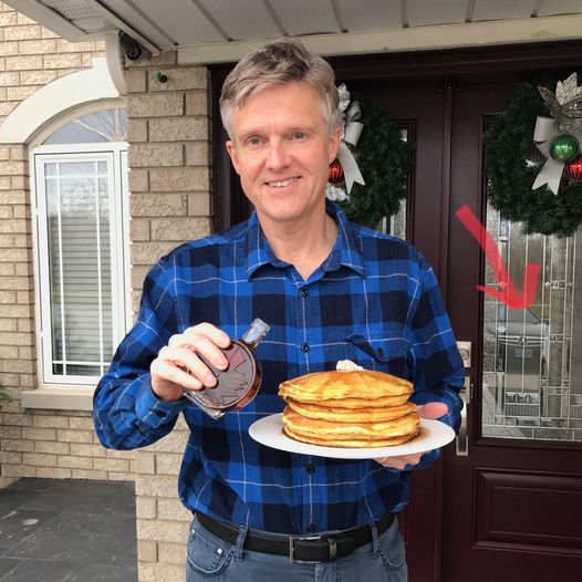 JohnClke's tweet image. Some Tories just don&apos;t have what it takes to be populists. (See the reflection of the Mercedes) #RodPhillips