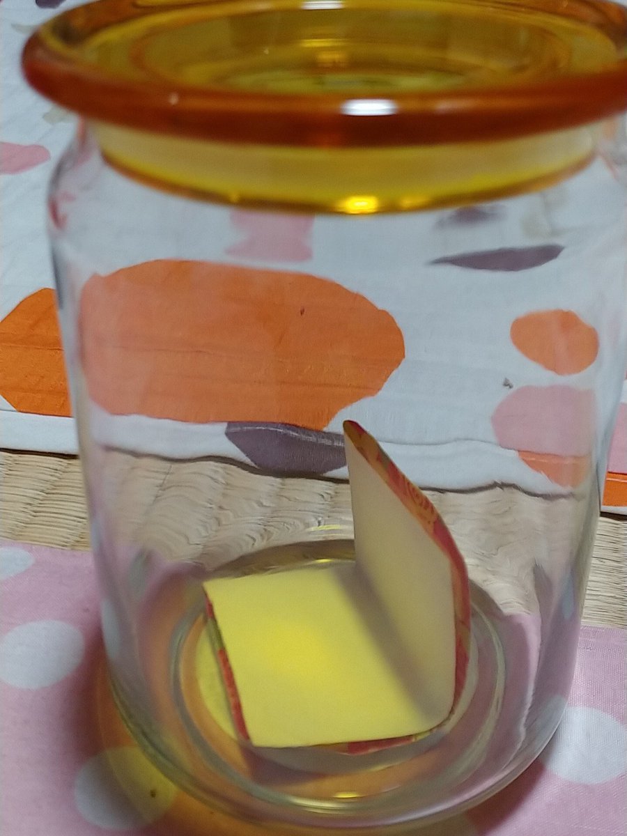 Japonya’da trend Mutluluk Kumbaraları.
Sizi mutlu eden güzel bir şey olursa, ufak bir kağıda yazıp kavanoza atıyorsunuz. 
Yıl sonunda biriken güzel hatıraları okuyup mutluluğunuzu tazeliyorsunuz...