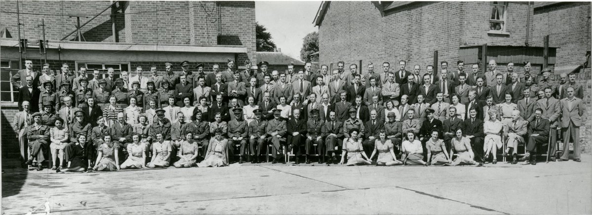 A thread on the Armament Design Establishment (SA).If we're going to talk post-war small arms & NATO small arms and ammunition standardisation then we also have to talk about the ADE(SA).This is a photo of the entire Cheshunt establishment in 1945.1/