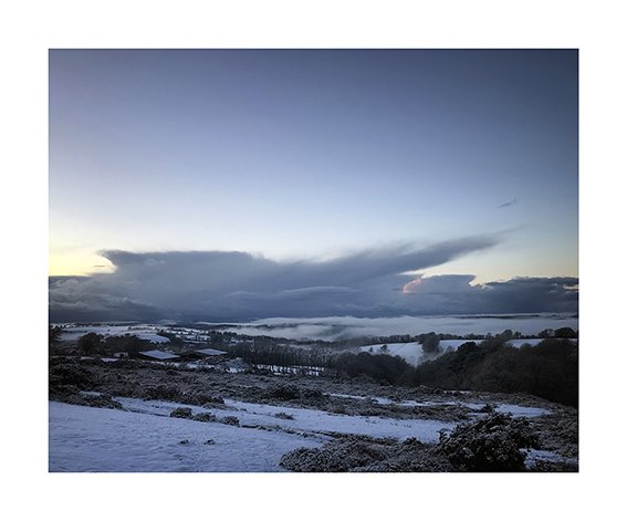 SimonStanding's tweet image. Beautiful mist and snow on Dartmoor today
