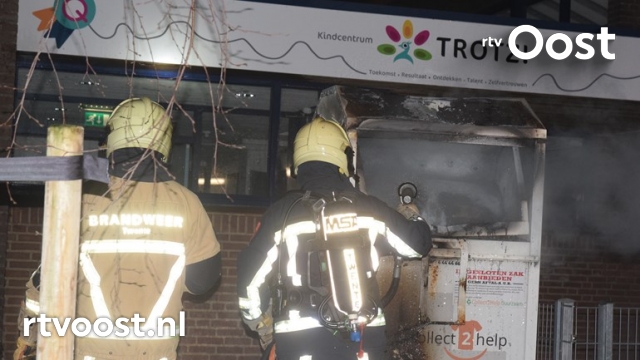 Brandweer Vriezenveen blust brand in kledingcontainer. #rtvoost.
