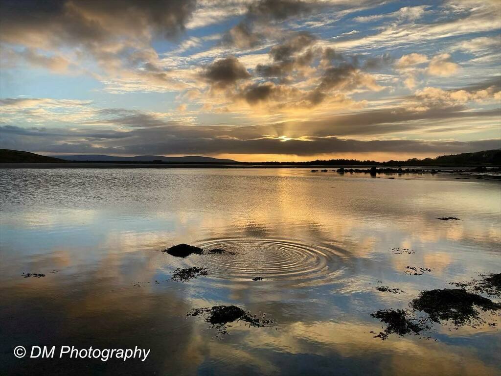 DMPhotosGalway's tweet photo. Last sunset of 2020. Let’s try to keep the darkness at bay in 2021. #covid19 #NYE2020 #galway #rusheenbay #sunset #reflections #sky #thisisgalway #bearnabeo #visitgalway #thevillagesalthill #wildatlanticway #wawhour #loveconnacht #irelandwest #galwaytourism #5kmfromhome @thi… https://t.co/1nnLjMZuSx