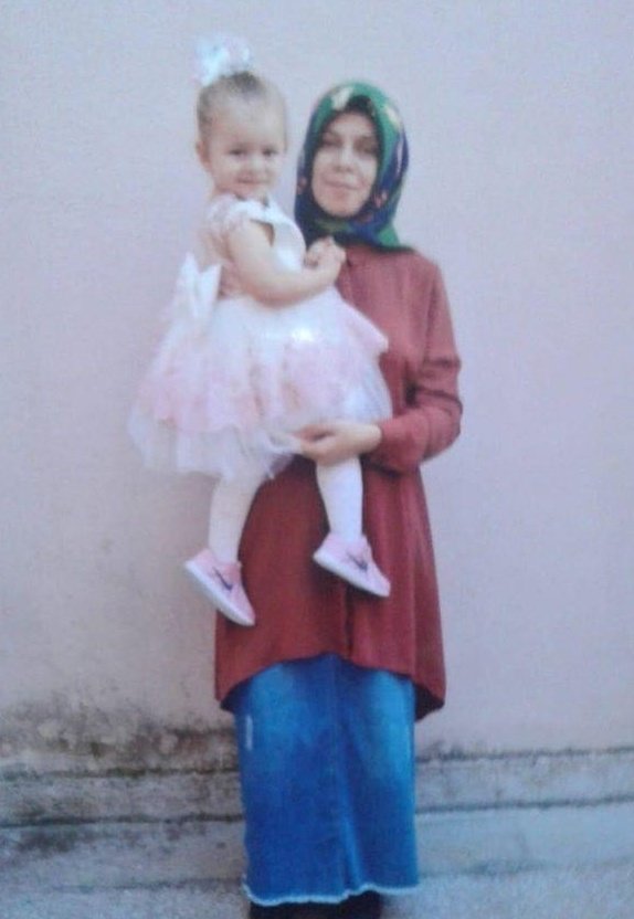 TutsakBebekler's tweet photo. BALIKESİR 

Zümra(3) ve Büşra(8) kardeşler hem birbirlerine hem de ebeveylerine hasretler...

Büşra ev hapsindeki babası ile evde kalırken Zümra ise Anne Esra Işık ile cezaevinde kalıyor.

Aile boyu mahkumiyet son bulsun 

@acikcenk

2021KHKsız VeAdaletliOlsun https://t.co/mgAzRAiUqC
