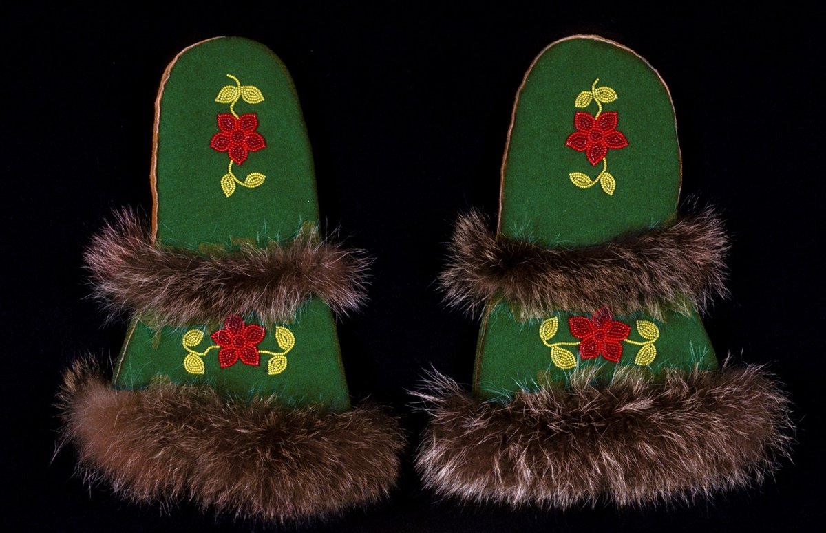 uw_cdmc's tweet photo. The recent snowfall has us waving goodbye to 2020 with warmly gloved/mitted hands. Wishing you a #HappyNewYear and an amazing 2021!
#HLATC #gloves #mittens #TextileCollection https://t.co/rKOhc2tFi9