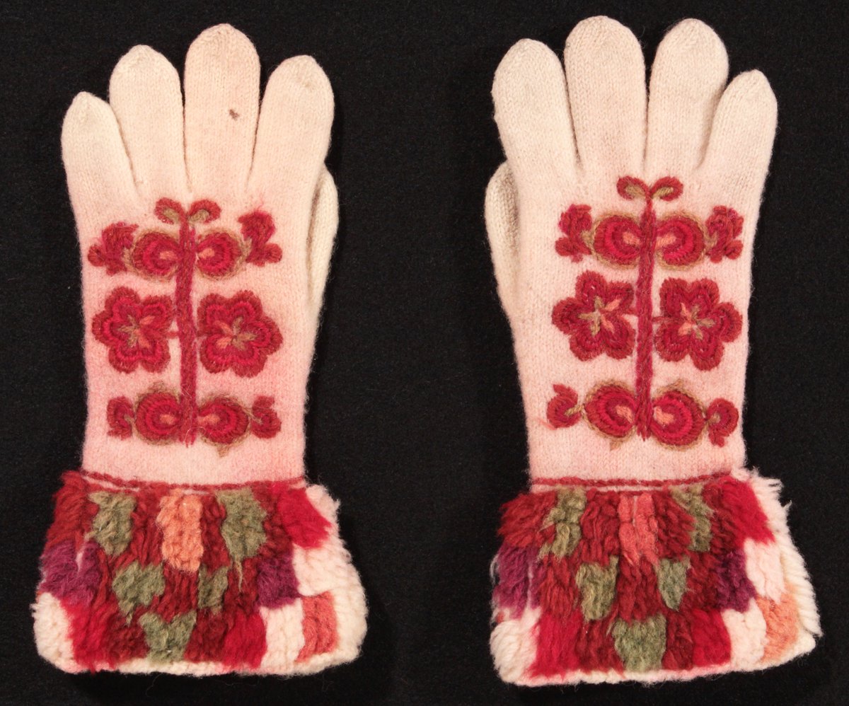 uw_cdmc's tweet photo. The recent snowfall has us waving goodbye to 2020 with warmly gloved/mitted hands. Wishing you a #HappyNewYear and an amazing 2021!
#HLATC #gloves #mittens #TextileCollection https://t.co/rKOhc2tFi9