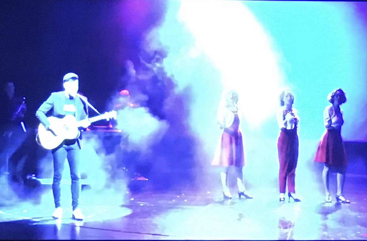 NisulaAm's tweet photo. #kouvolanteatterin #livestream #uudenvuodenshow #hyvääuuttavuotta #kirkamusikaali #mikaelsaari  #teatteria #kotisohvalle https://t.co/XEzX9eAyIW