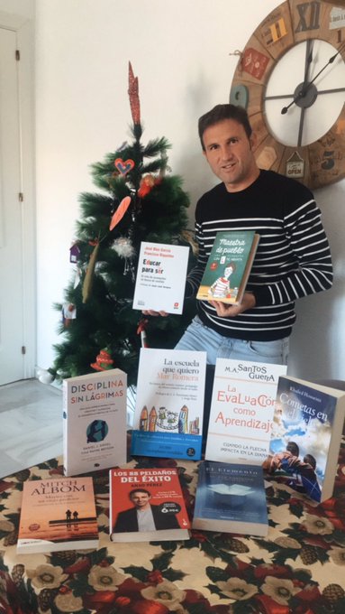 TeacherMBA's tweet photo. El ganador del primer sorteo #MasterMBA @profevillamates ha tenido el detalle de enviarnos una fotografía con su regalo.
Disfruta y aprende con la lectura de los libros sobre educación y ve haciendo hueco en tu 📝para realizar el máster.
Un abrazo grande y Feliz 2⃣0⃣2⃣1⃣
😍🥂 https://t.co/NwZ8EyxAHQ