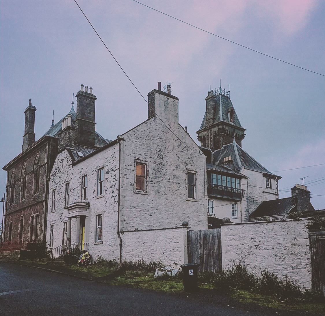 Faded grandeur, still beautiful #wigtown #newtonstewart #dumfriesandgalloway #scottishvillage #ScottishBorders #scottisharchitecture #streetsofscotland #scottishhomes #Scottish #scottishtown