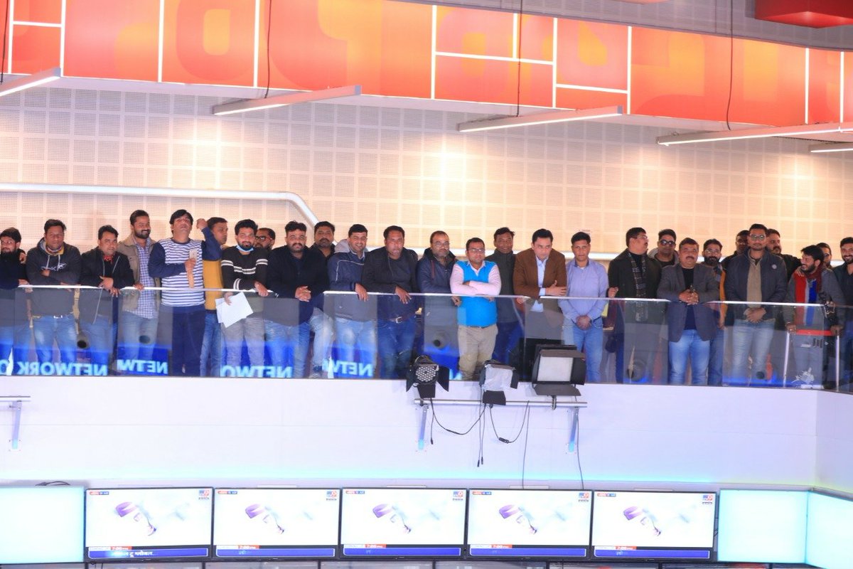 abhisheknilmani's tweet image. कंधे पे जो &apos; हाथ &apos; है, वो विश्वास का प्रतीक है 
जो &apos; मुस्कुराता &apos; चेहरा है वो प्यार का प्रतीक है..और तमाम खिलखिलाते शख्सियत, इस भरोसे के प्रतीक हैं कि ये बंधन नया जरूर है, पर अटूट है, अभिन्न है, अद्भुत है @santprai @dineshgautam1 @vivekbajpai84 @utkarshs88
#2020Wrapped
#2021year