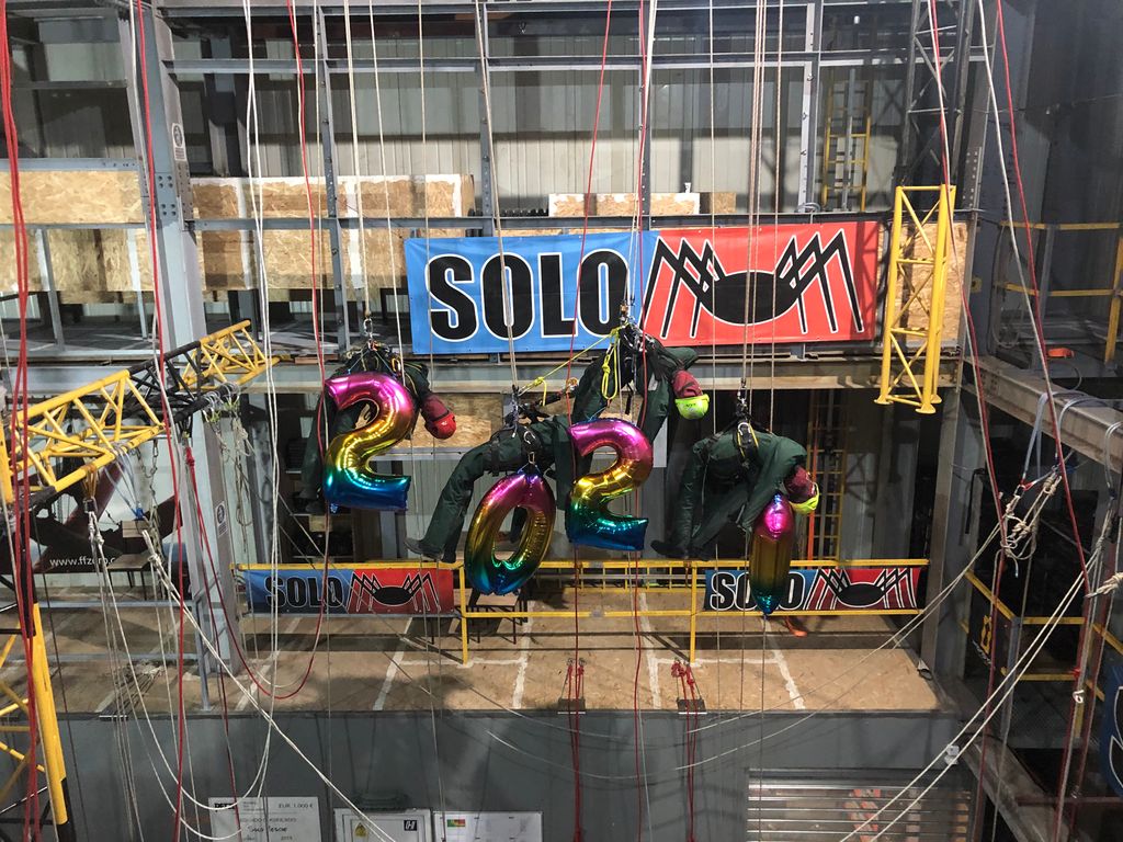 solo_training's tweet photo. Echipa Solo va ureaza un an nou mai bun! 🎆🥂 https://t.co/CRJl5n3ZbU