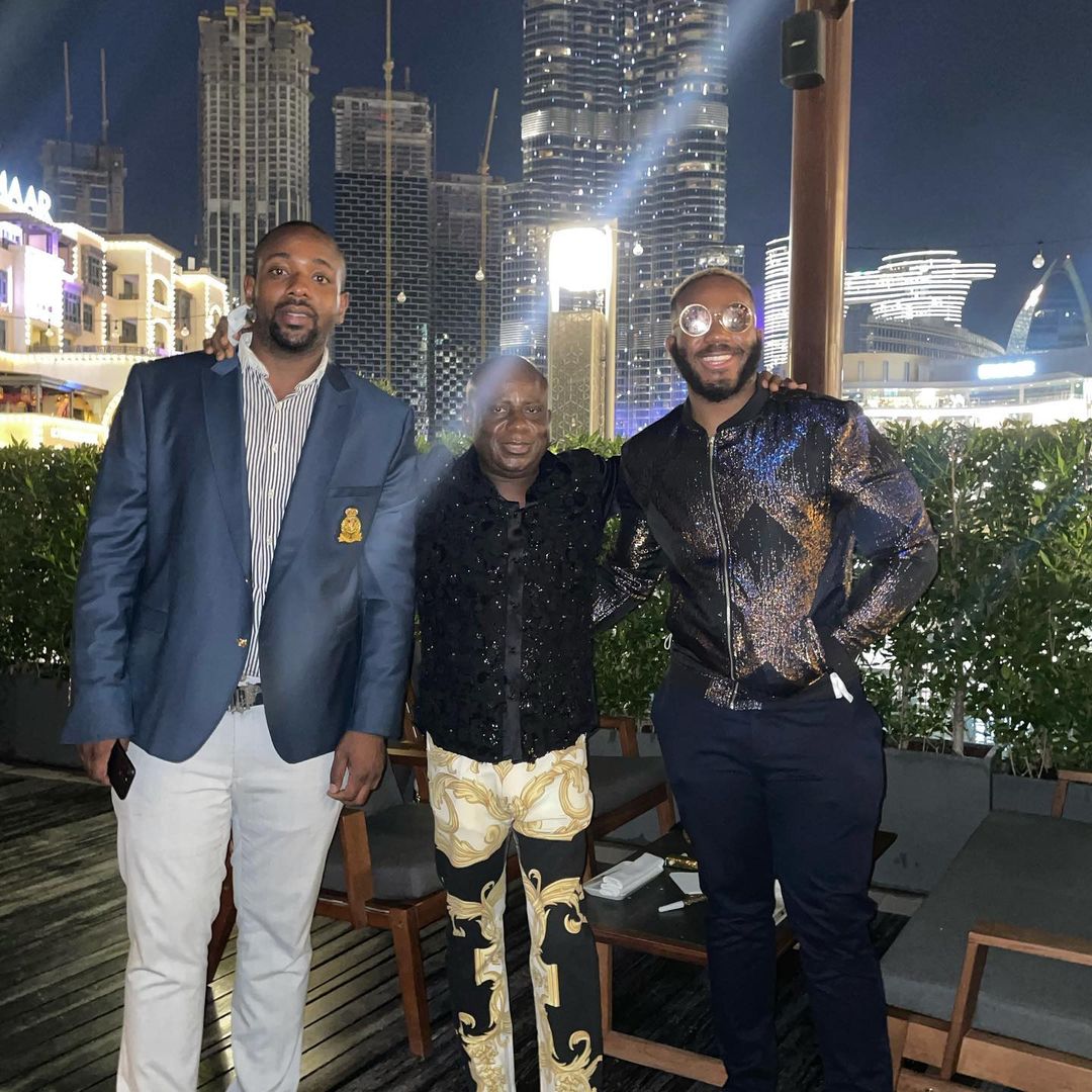 Rk1Roman's tweet photo. Proud daddy,,see how the boys are taller than their popsπ€ @RealKiddWaya and your family may you enter 2021 in good health and God bless you #TheWayas https://t.co/g4FPx02bWH