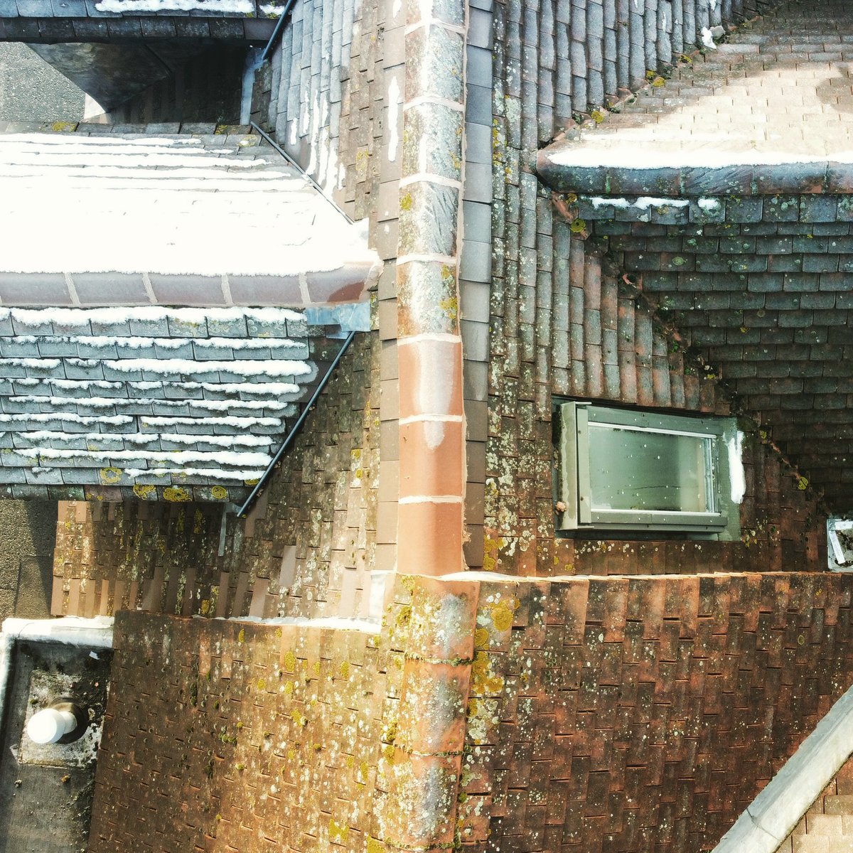 Severndrone's tweet photo. Last job of the year in sunny Worcester. 

#roof 
#inspection 
#ridge 
#tile 
#skylight 
#velux 
#dormer 
#snow 
#orange 
#terracotta 
#wonky 
#drone 
#rpas 
#uas 
#suas 
#dji 
#droneshots 
#droner 
#pfco 
#gvc 
#dronestagram https://t.co/o3594KLmJU