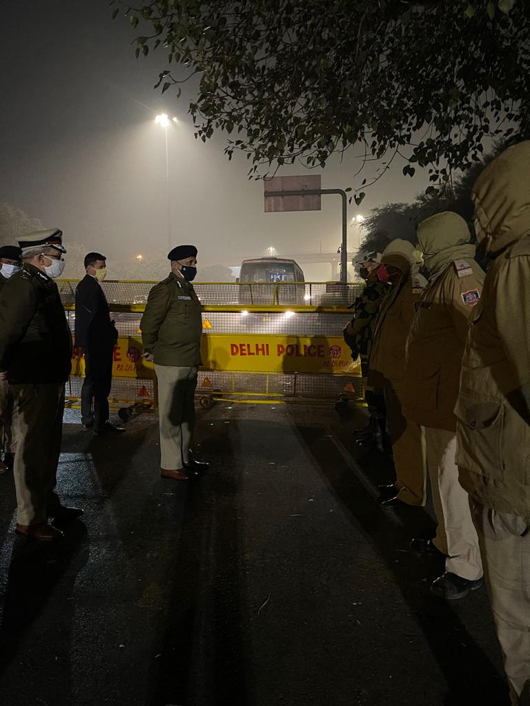 DelhiPolice's tweet photo. Shri SN Shrivastava, CP Delhi interacting with staff on duty at Dhaula Kuan Picket, Police Station Chanakyapuri to  understand their problems while working in chilling cold during New Year arrangements on 31.12.2020 @CPDelhi @LtGovDelhi @PMOIndia @HMOIndia 
#WearAMask https://t.co/lZpRiVMCbh