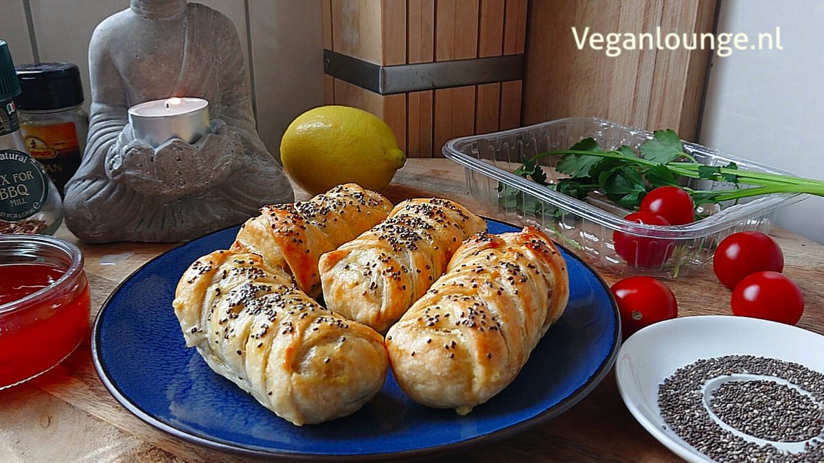 VEGAN BLADERDEEG  WORSTENBROODJE 🌭MAKEN ALS BORRELHAPJE OM HET NIEUWE JAAR IN TE KNALLEN 2020/2021🎇 Bekijk het recept hier=>> bit.ly/34YGMDs