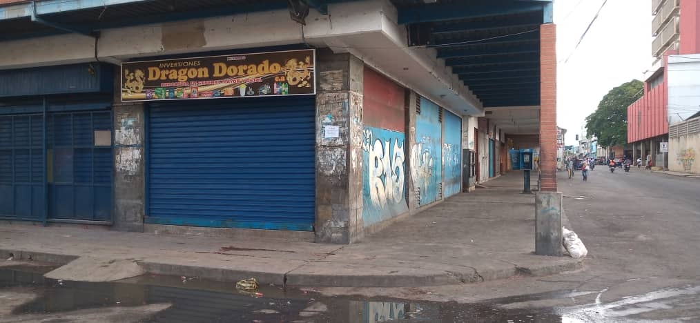 laprensalara's tweet photo. #31Dic | ¡CERRADOS! Así se encuentran los comercios chinos de la carrera 21 https://t.co/Q1yNF7CkL1
