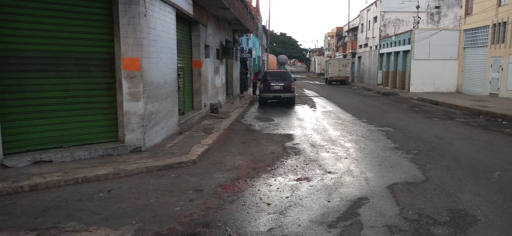 laprensalara's tweet photo. #31Dic | ¡CERRADOS! Así se encuentran los comercios chinos de la carrera 21 https://t.co/Q1yNF7CkL1