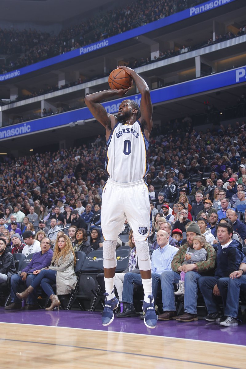 #GrizzliesOTD in 2016: @memgrizz knocked down 17 3-pointers in a 112-98 New Year's Eve road win over @SacramentoKings at @Golden1Center. The 17 threes toppled a franchise record that had stood for nearly 10 years (16 3P on Jan. 22, 2007). 📸 Joe Murphy/NBAE/@GettyImages