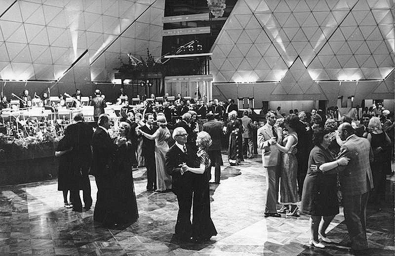 Der Krenz wollte schon "abklatschen", aber Erichs Ausfallschritt war zu flink für ihn.

Sozialistische Silvestergrüße aus unserem Palast der Republik, Genossen! ✊🏼

#Silvester2020 #GoodBye2020 #frohesneuesjahr #silvestershow #Silvester