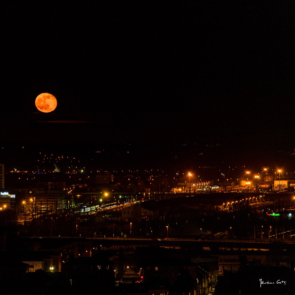 JeromGate's tweet photo. Superbe lune qui éclaire #tours pour finir cette année, un signe pour 2021 peut-être. 

Bonne année à tous !!!!

#Tours #ValdeLoire https://t.co/vThII8WK74