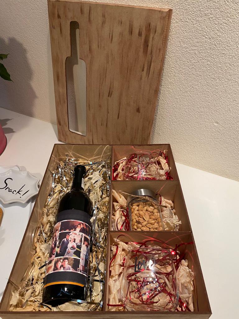 fcedillo1's tweet photo. Box de aniversario #Aniversario #sorpresa #cenaparados #mkvkeventos #MkVkeventos #tabladequesos @MkVkeventos https://t.co/NPEGc9T1n1