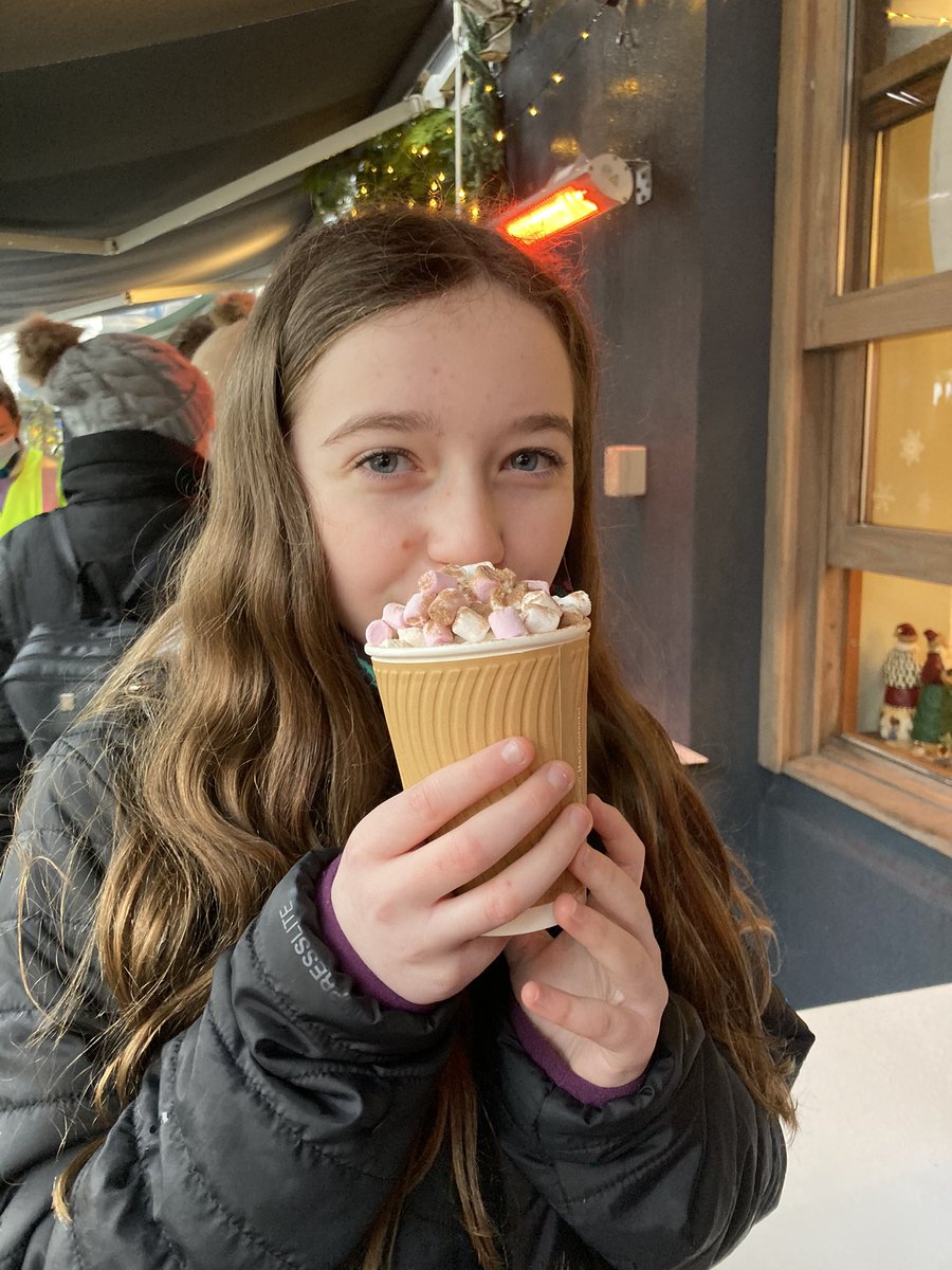 BenLiddell1's tweet photo. @NickNairn @DougieVipond thanks to you both for our posh dogs and hot chocolate. Keep up the good work #poshdogs #nicks #BridgeofAllan https://t.co/oTwhoALsTM