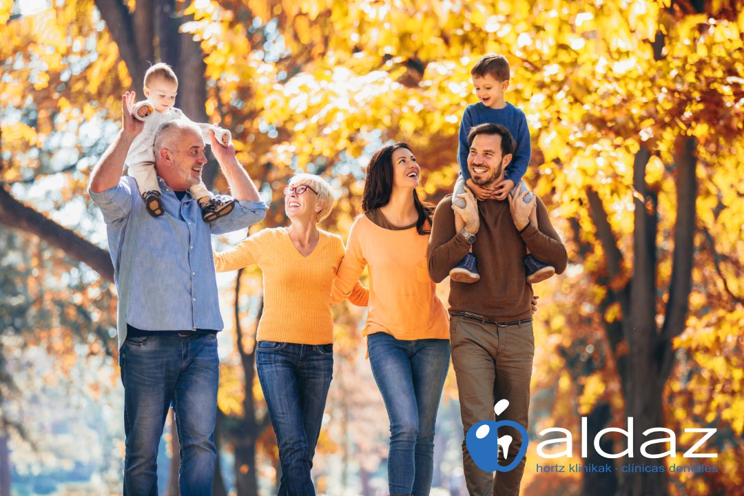 Volverá la vida, volverá la alegría y sonreiremos juntos. Clínica dental Aldaz os desea un feliz 2021, odontología ética.

Bizitza eta  poza etorriko dira eta berriz iribarre egingo dugu elkarrekin. Aldaz hortz klinikak 2021 zoriontsua opa dizue. Odontologia etikoa.