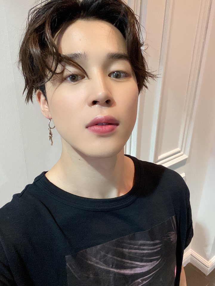 from this selca you can clearly see that jimin does not have pores but if he did rudeness would be dripping from every one of them