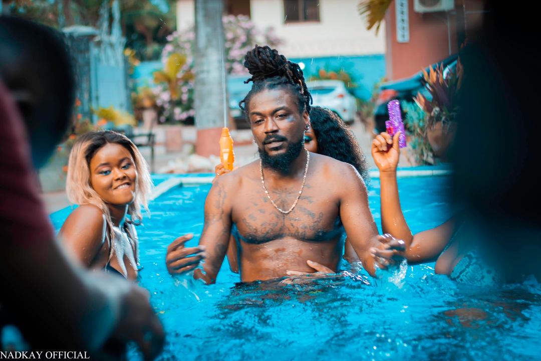 UntamedRatty's tweet photo. Y3 Fr3no plus Size, bozen with elegance , sori di asa na wo fans hahahaha, I swear @samini_dagaati is the best lyricist in Africa #Saminiforever #KingofAfricanDancehall @YS_Kumankuma @JmjBabyGH https://t.co/SO5XS8lbt8