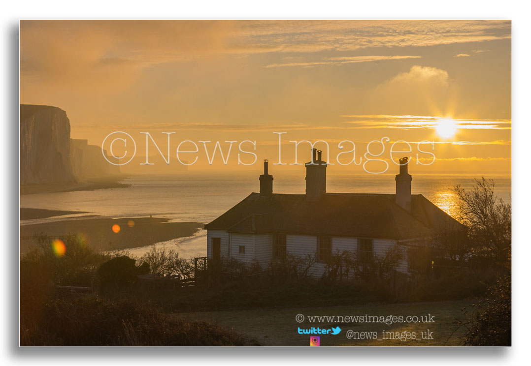 janestokes13's tweet photo. Photographs taken at sunrise at Cuckmere on 31 December 2020 working with @news_images_uk with the #CoastguardCottages, the #CuckmereRiver, the #SevenSisters Cliffs & a #Cairn between the #Groynes. Iconic location in #Seaford East Sussex.
Happy New Year to all. Roll on 2021 https://t.co/QQ0hmQiBoh