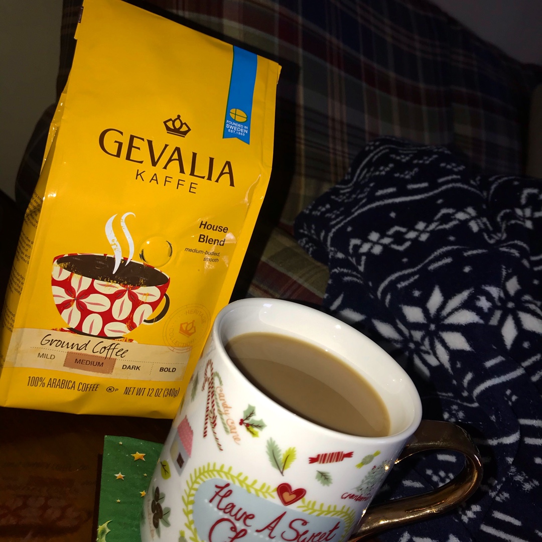 sarahihanson's tweet photo. Smooth morning brew, best enjoyed with a good book! #contest #complimentary #ThePerfectCup #Gevalia #GevaliaKaffe #GEVALIAxInfluenster @Influenster @gevalia https://t.co/KpE2gQwhZ4