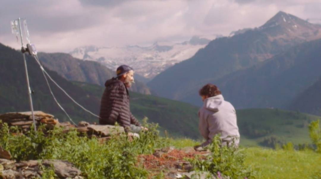 escinespanol's tweet photo. TOP 20 DE 2020
2. 'Eso que tú me das' (Évole y Lara)
Pau Donés llamó a su amigo Jordi Évole y le dijo: "Me quedan muy pocos días de vida y quiero pasarlos en mi casa del Valle de Arán. Me gustaría que pudiésemos tener una charla, que la grabes y hagas con ella lo que quieras". https://t.co/iTprMB9Qip