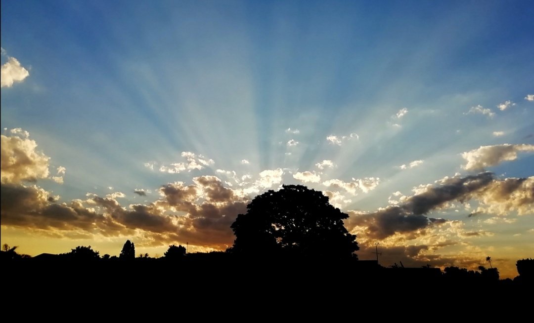 RussellRR_'s tweet photo. As the sun sets one last time for this year - I'm looking forward to the sun rising on a #NewDay & #NewYear!
Wishing you all everything of the Best! 👊🏼
#stayingpositive
#newbeginnings
#keepingatit ☑️ https://t.co/2AzOO5xjEA