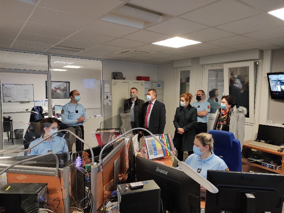 Prefet86's tweet photo. La préfète Chantal Castelnot, accompagnée de @AlainPichon86 &amp; @L_Moncondhuy, rend visite aux services de #secours &amp; de #sécrurité de la #Vienne86 mobilisés en cette nuit de la #SaintSylvestre
L'occasion de rendre hommage à ces femmes &amp; ces hommes qui veillent sur notre sécurité🙏 https://t.co/fOCsespxiU