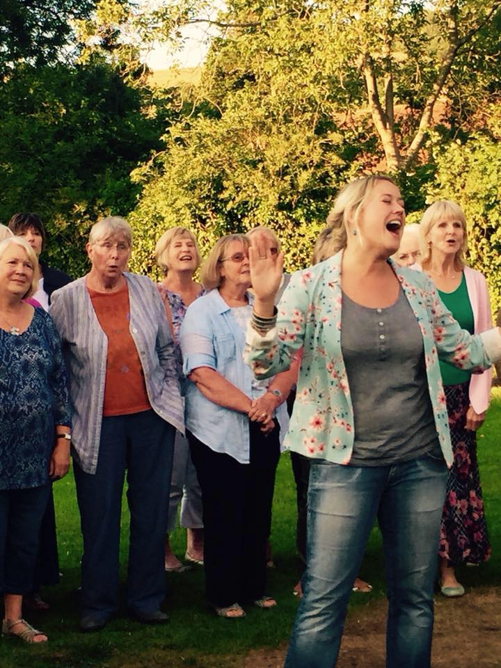 ProjGetSinging's tweet photo. Here is Emily Barden and she runs West Sussex Sings. The comments we got for her speak for themselves. Like so many of you she fills hearts wuth love not just song. Fantastic work Emily!
#12Daysof2020 #ProjectGetSinging #MDBrunchuk https://t.co/hEdjkf4PEE