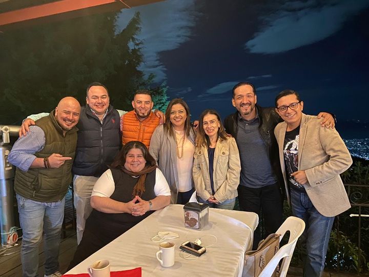 Así cerramos este 2020, dándole gracias a Dios por la oportunidad de un día más de vida, la familia, compañeros de trabajo en grupo Radial SAMIX.
Un año de aprendizaje pero siempre agradecidos....que venga este 2021 lleno de bendición para todos es mi mayor deseo....bendiciones🙏