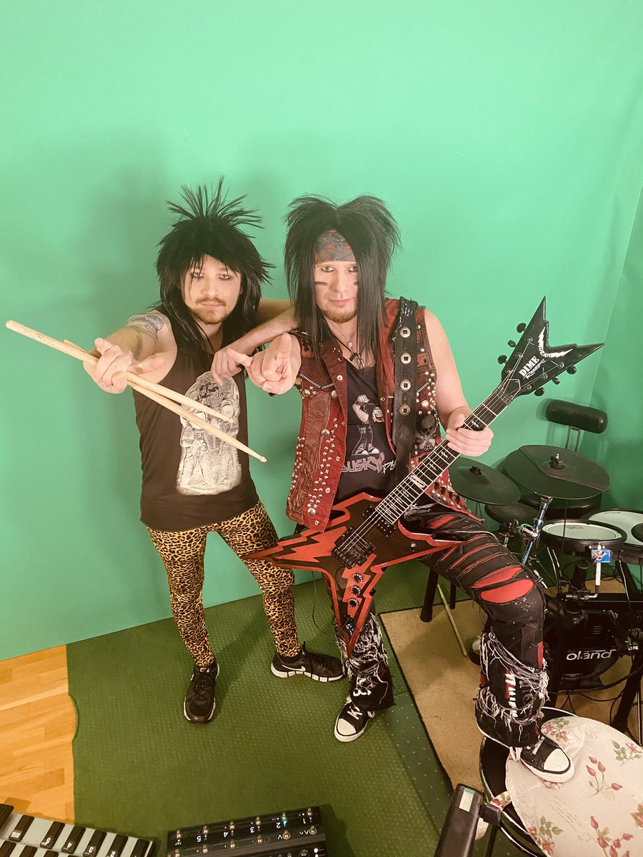 Heute ab 21 Uhr rocken der Drummy und ich ins neue Jahr.

Gitarre,drums und viel Party 🎉 

Twitch.tv/dusky_plays 

Zwei Glamrocker gegen den Rest der Welt 🤘😁