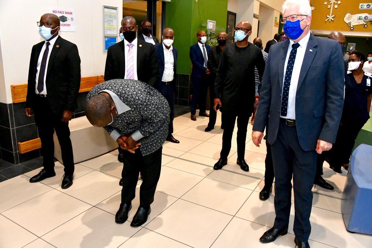 It was wonderful to have His Excellency, President Cyril Ramaphosa here in Khayelitsha this evening at our candle lighting ceremony in honour of those who have lost their lives to COVID-19 and to recognise and honour our healthcare workers. 🏥🙏🏼