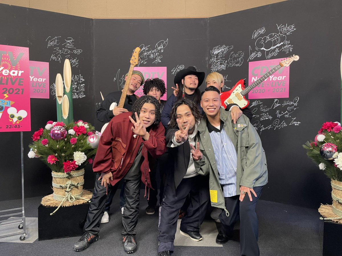 Geg ジージ Ar Twitter あけましておめでとうございます カウントダウンtv無事終了 最高のバンドメンバーありがとう 今年は変態紳士クラブの年にします 一位も取りたいし でかいところでライブもやりたい 今年はガチ応援お願いします