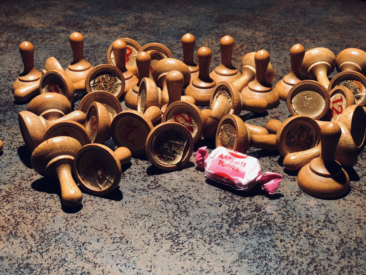CatalinaGoanta's tweet photo. Playing out the last hours of the dreaded 2020 with the help of a 70 year old set of Slabberjan, a New Year’s Eve game from Dutch Zeeland https://t.co/MiA0hBQZyx #kapaf https://t.co/j39NVxZQKY