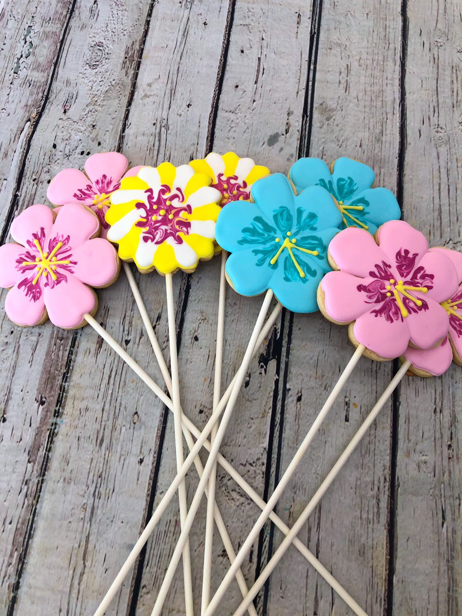 Sugarbelletreat's tweet photo. Final cookie set for the year 🌺 Birthday cookies in the form of a cookie bouquet accompanied by affirmation birthday cookies 💜💜
#cookiebouquet #cookieset #birthdaycookies #affirmationcookies #birthdayset https://t.co/YmqVwP46df