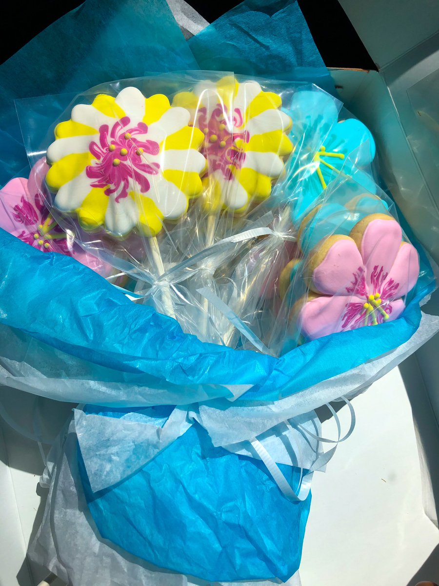 Sugarbelletreat's tweet photo. Final cookie set for the year 🌺 Birthday cookies in the form of a cookie bouquet accompanied by affirmation birthday cookies 💜💜
#cookiebouquet #cookieset #birthdaycookies #affirmationcookies #birthdayset https://t.co/YmqVwP46df