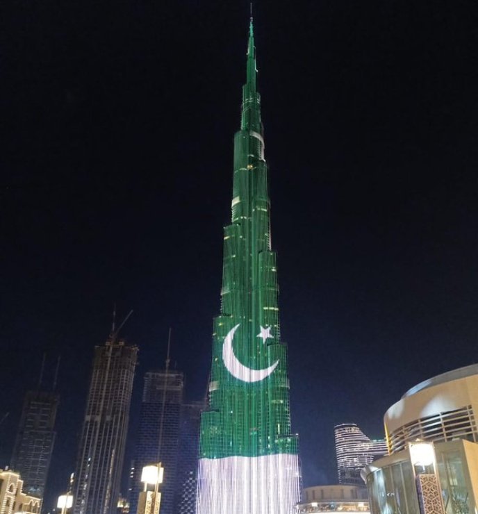 Deadvampire9's tweet photo. Pakistani flag on Burj Khalifa Top ❤️
Thank You For This 😍 #HappyNewYear2021 https://t.co/Emeo6wVFAe