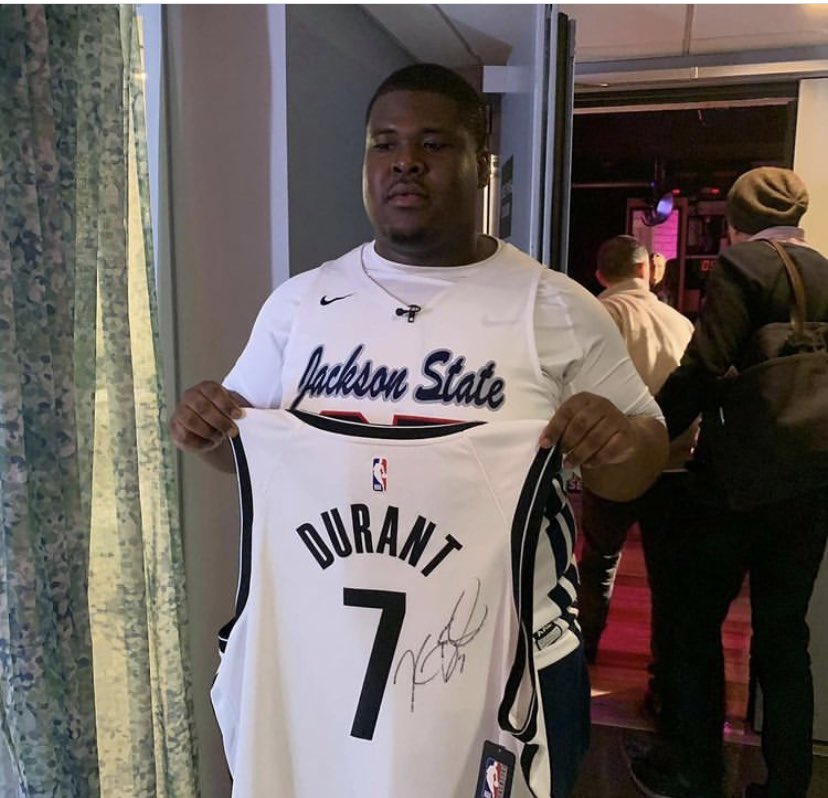 BigHomie_Tom's tweet photo. 2020 Was My Year
🔘Played D1 Basketball @GoJSUTigers 
🔘Won @ESPYS for Viral 3pt shot
🔘 Appearance on @TheTodayShow 
🔘 Started AAU Organization @snackpackelite with @iam_dwil (16-6) with 1 Championship🏆 
🔘@BWWings Sponsorship 🔥
🔘Met the president @JoeBiden
All God 🖤🤞🏾 https://t.co/XsdRfurNPd