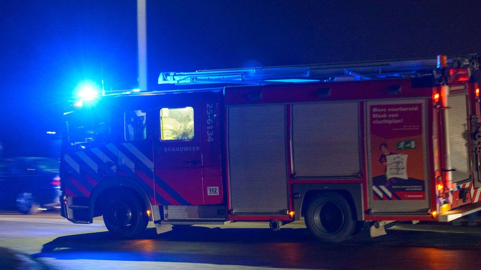 In een boot in de jachthaven aan de Hoge Weerd in Maastricht woedt brand..