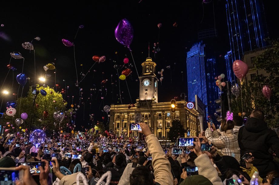 Corona virüsün ilk ortaya çıktığı Wuhan'da, yılbaşı gecesi coşkuyla kutlanıyor.