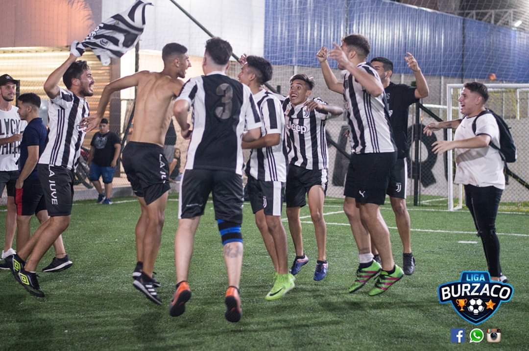 FcJuventus9's tweet photo. Se cierra un año distinto a todos. Arrancamos gritando campeón y lo terminamos agradeciendo que estamos todos enteros y juntos. Esperamos que el próximo venga con mucho más fútbol y por sobre todas las cosas, con muchas mas risas y amistad. Feliz año para todos 

La Juve ⚫⚪🏆 https://t.co/NiClejRrzs